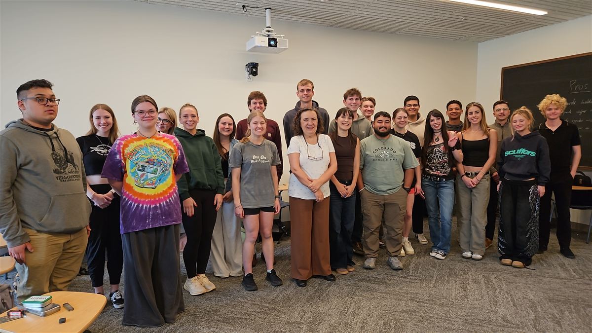 Faculty fellow with U.S. university students