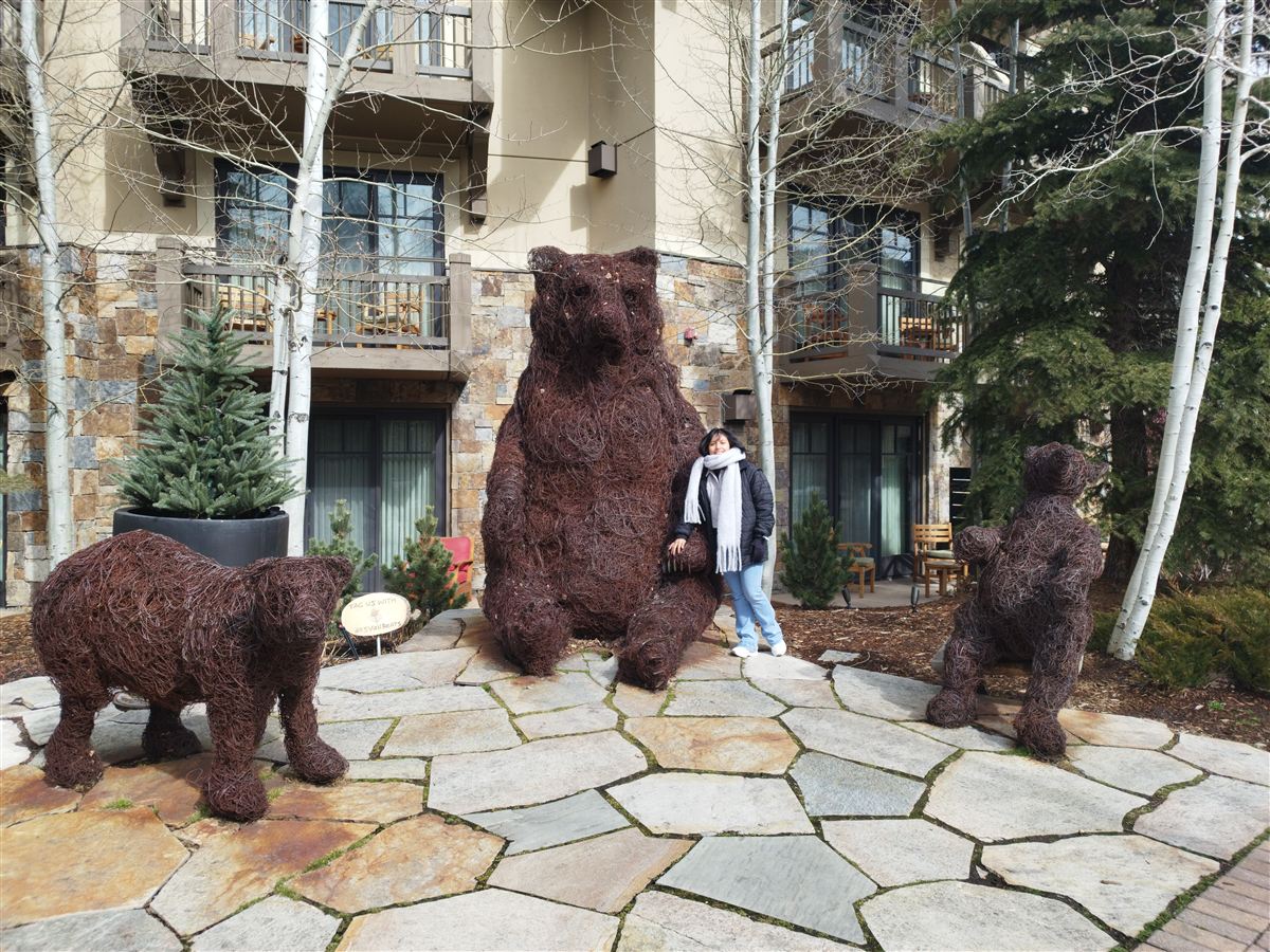 Participant with bear sculptures in Colorado
